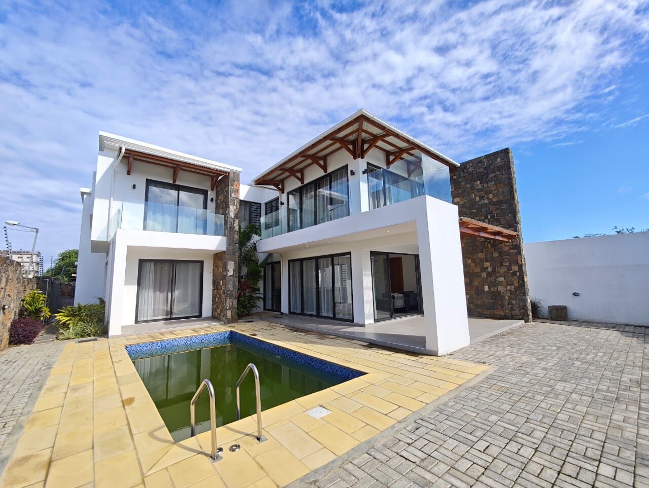 FOR RENT – 4-BEDROOM CONTEMPORARY VILLA WITH PRIVATE POOL | TROU AUX BICHES – Trou aux Biches