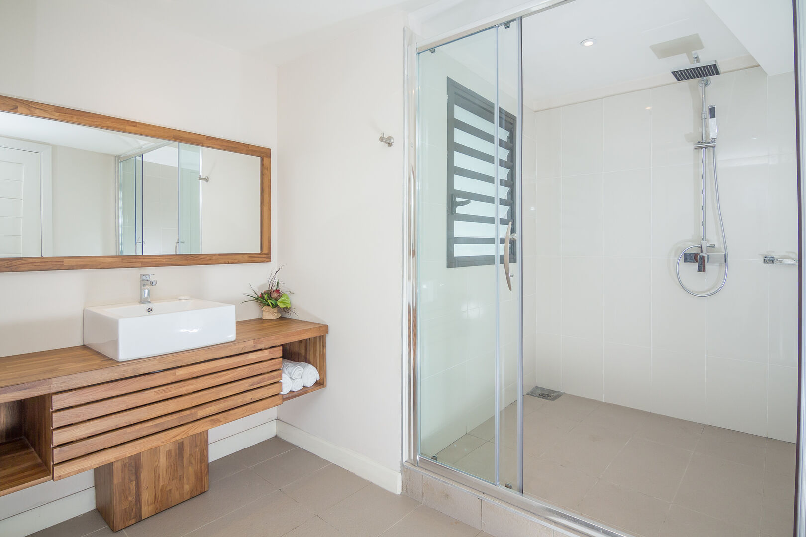 BE COSY  1 BEDROOM APARTMENT  BATHROOM
