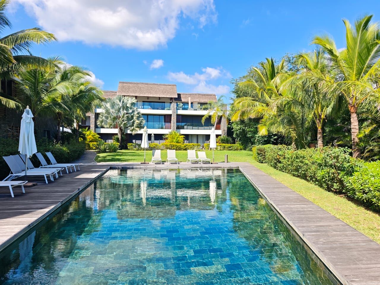 PRESTIGIOUS WATERFRONT LOCATION – PRIVATE RESIDENCE, PEREYBÈRE, NORTH – Péreybère
