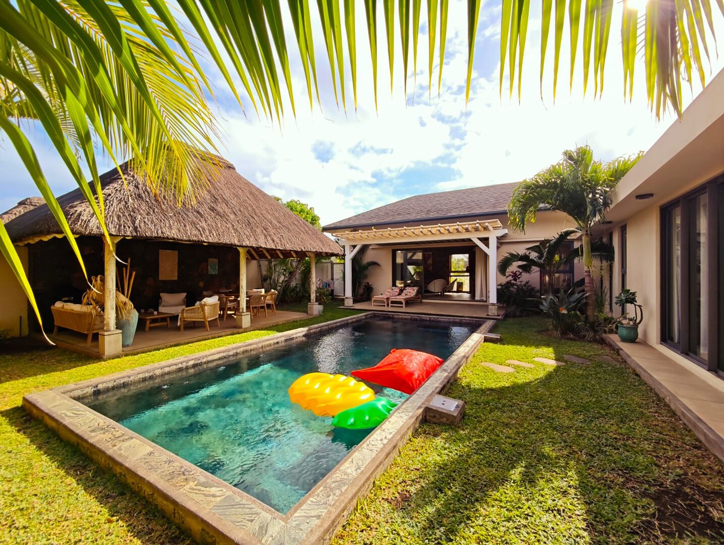FOR SALE – FURNISHED SINGLE-STOREY VILLA IN A SECURE GATED RESIDENCE – GRAND BAIE – Grand Baie