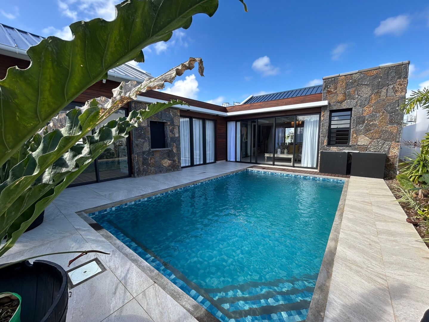 FOR SALE – CONTEMPORARY VILLA IN MONT MASCAL | LOCAL MARKET – Mont Mascal