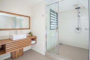 BE COSY  1 BEDROOM APARTMENT  BATHROOM