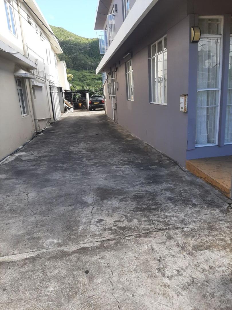 Maison à vendre à Petit Verger Moka avec 4 petits appartements.