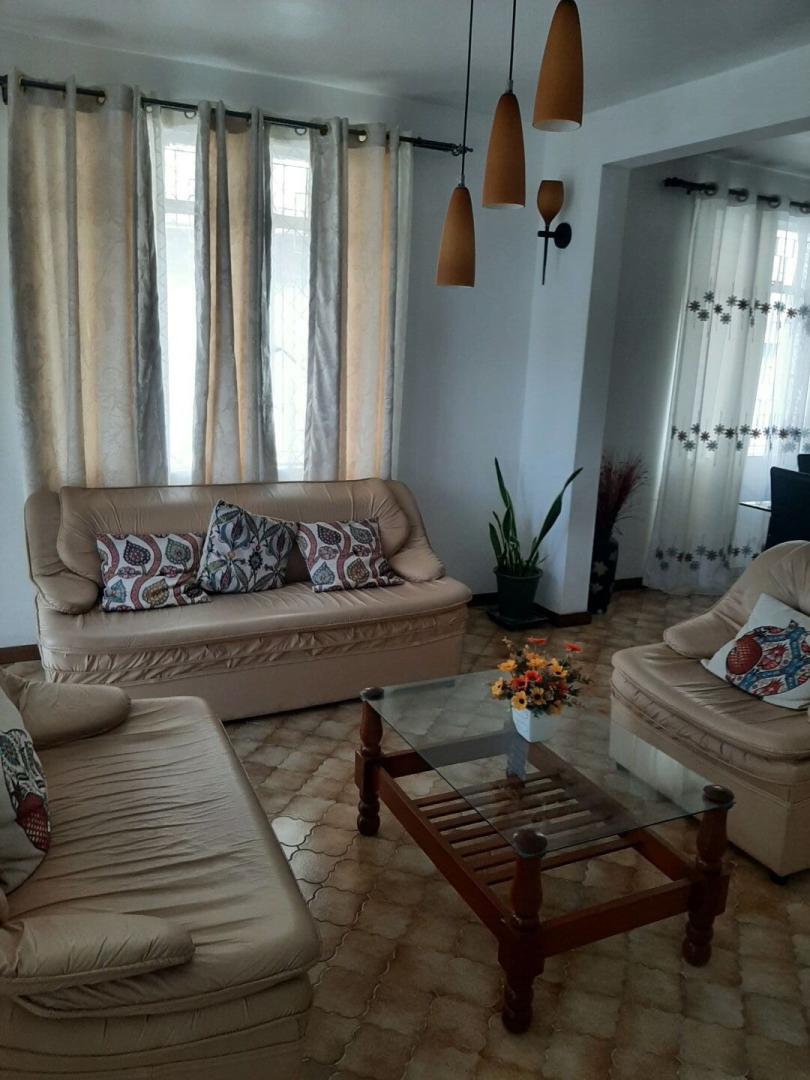 Maison à vendre à Petit Verger Moka avec 4 petits appartements.
