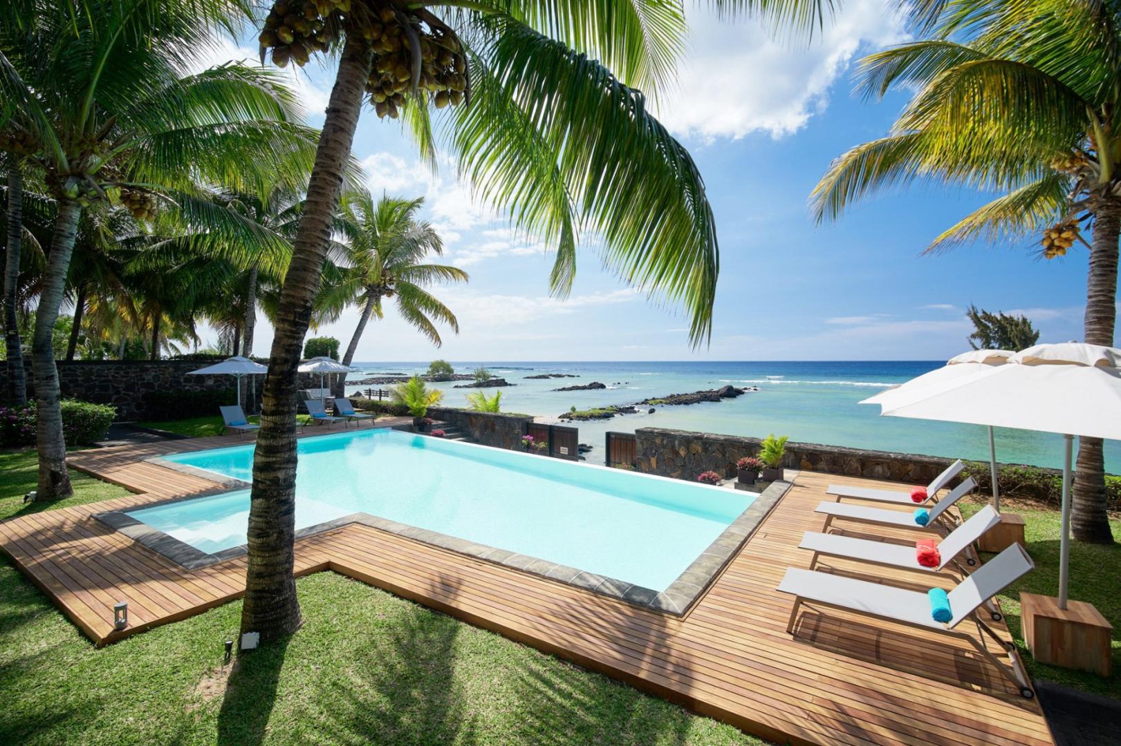 A  Vendre : Penthouse Pieds dans l'eau a Trou aux Biches