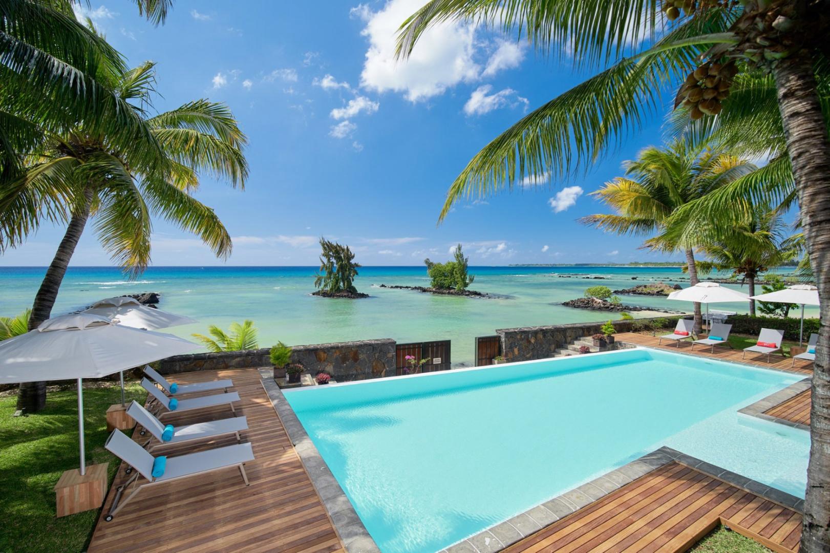 A  Vendre : Penthouse Pieds dans l'eau a Trou aux Biches
