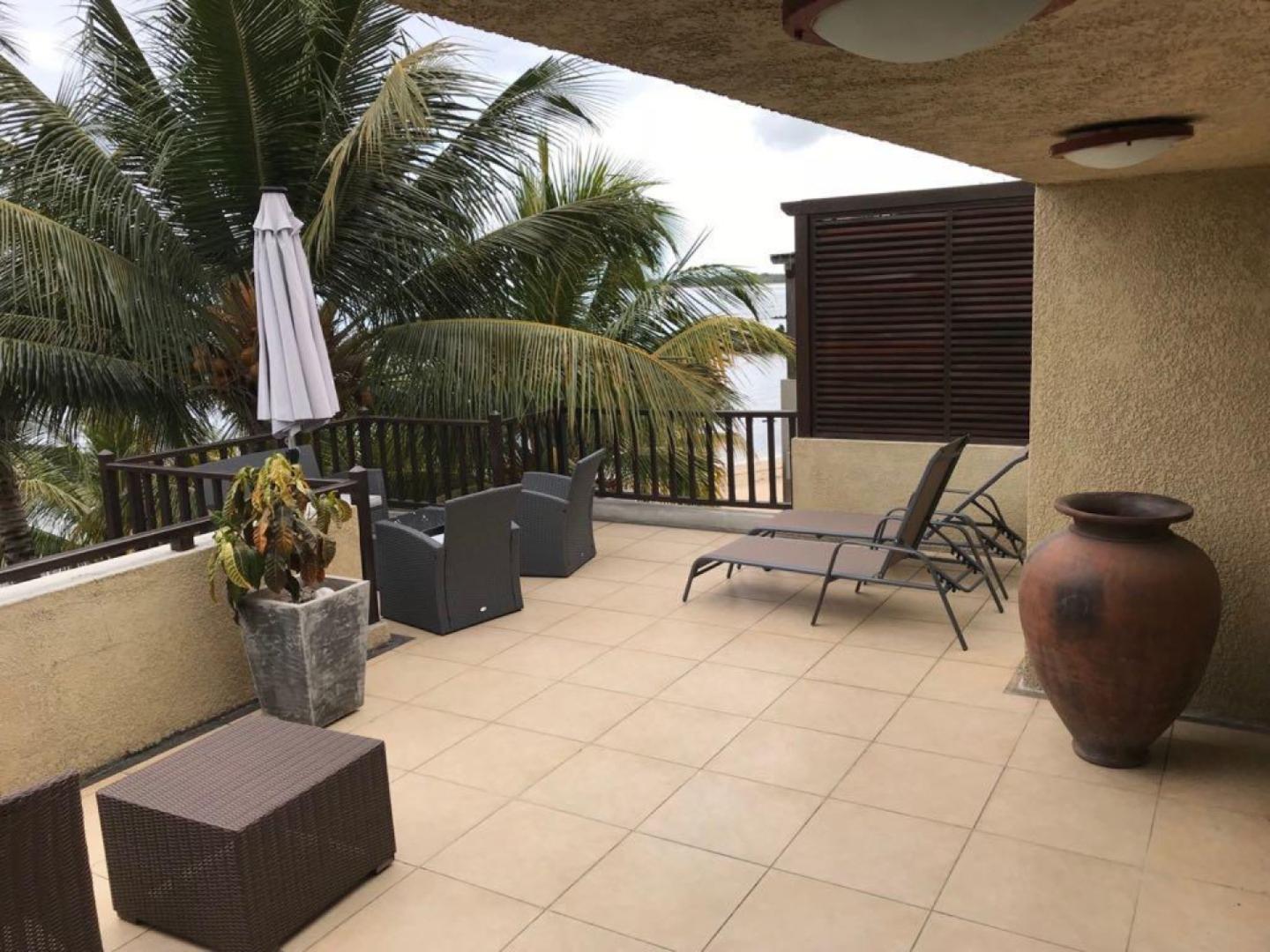 A  Vendre : Penthouse Pieds dans l'eau a Trou aux Biches