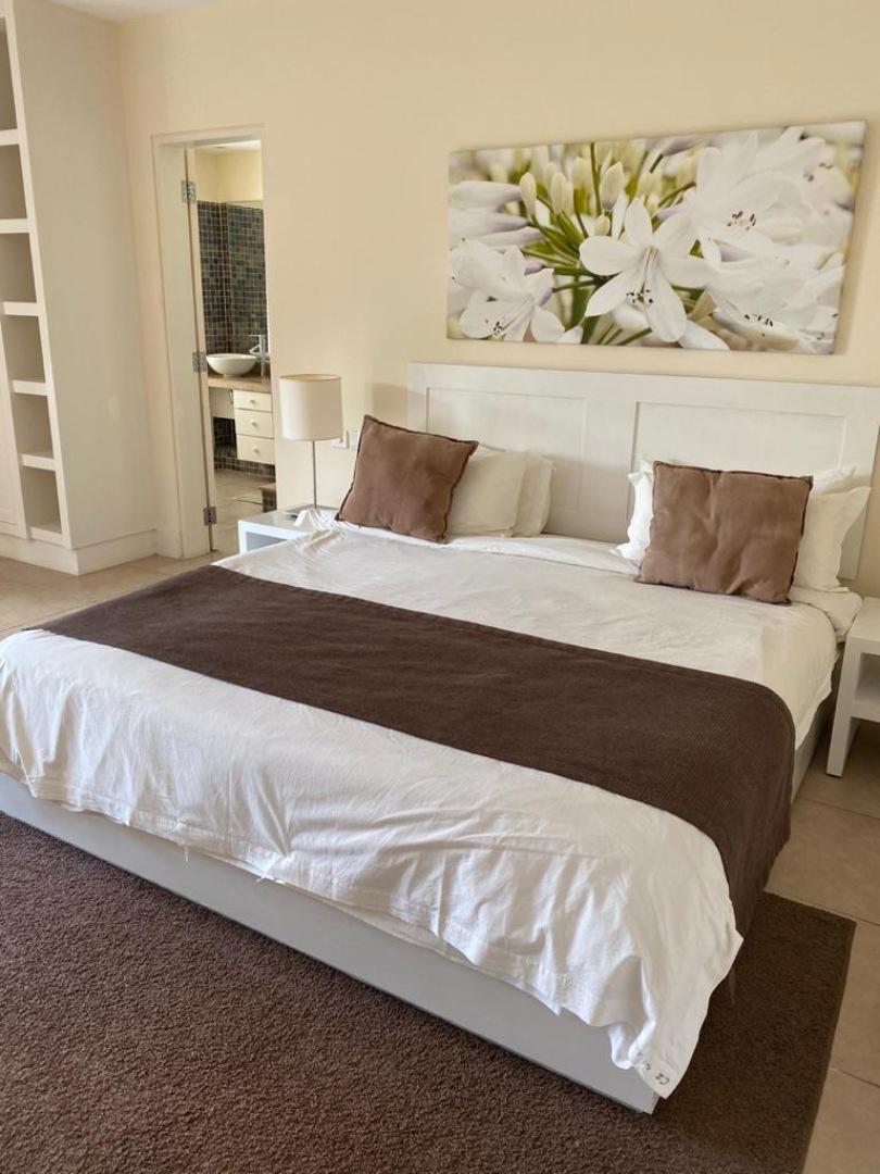 A  Vendre : Penthouse Pieds dans l'eau a Trou aux Biches