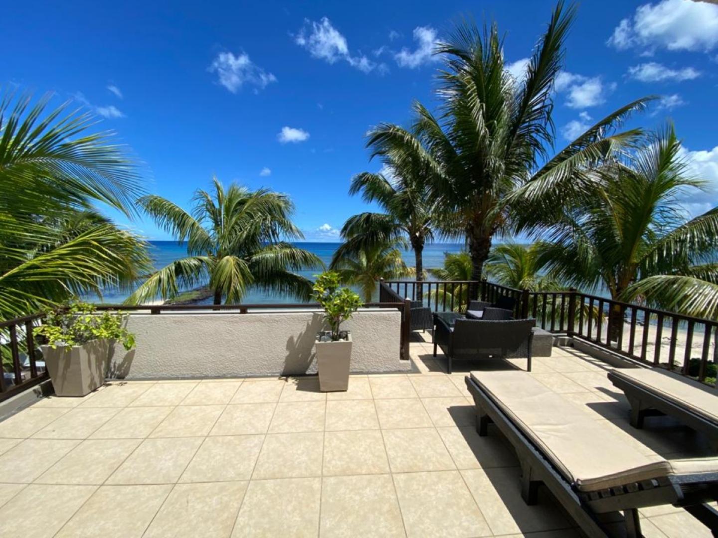 A  Vendre : Penthouse Pieds dans l'eau a Trou aux Biches