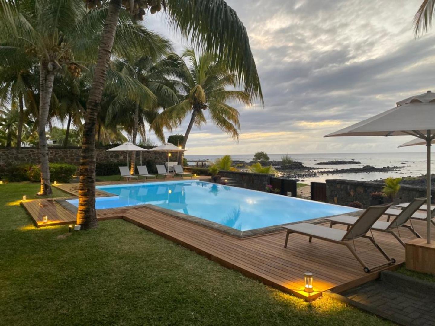 A  Vendre : Penthouse Pieds dans l'eau a Trou aux Biches