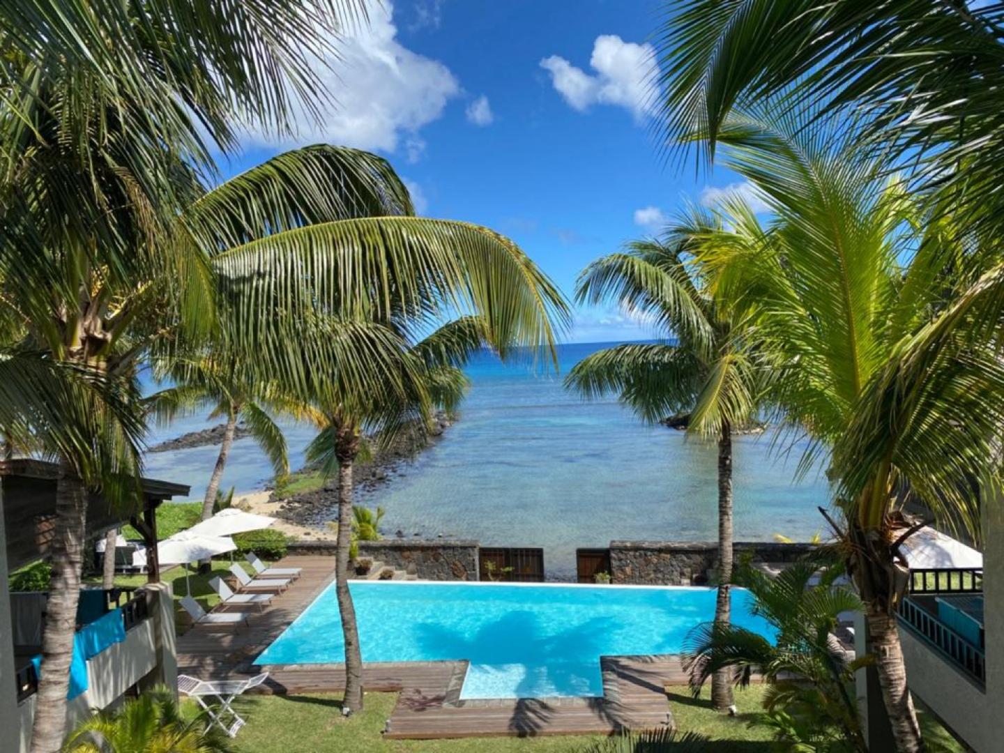 A  Vendre : Penthouse Pieds dans l'eau a Trou aux Biches