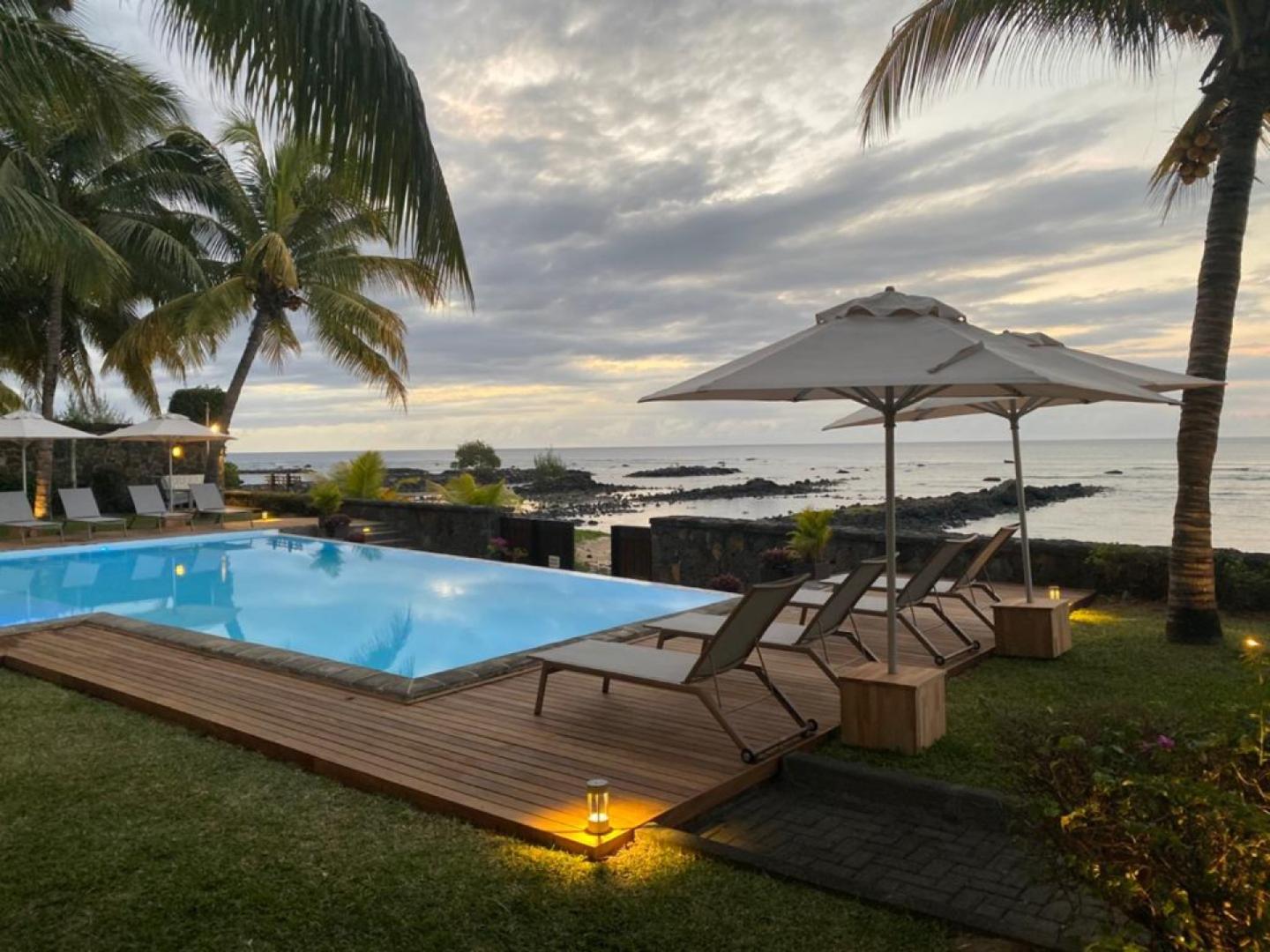A  Vendre : Penthouse Pieds dans l'eau a Trou aux Biches