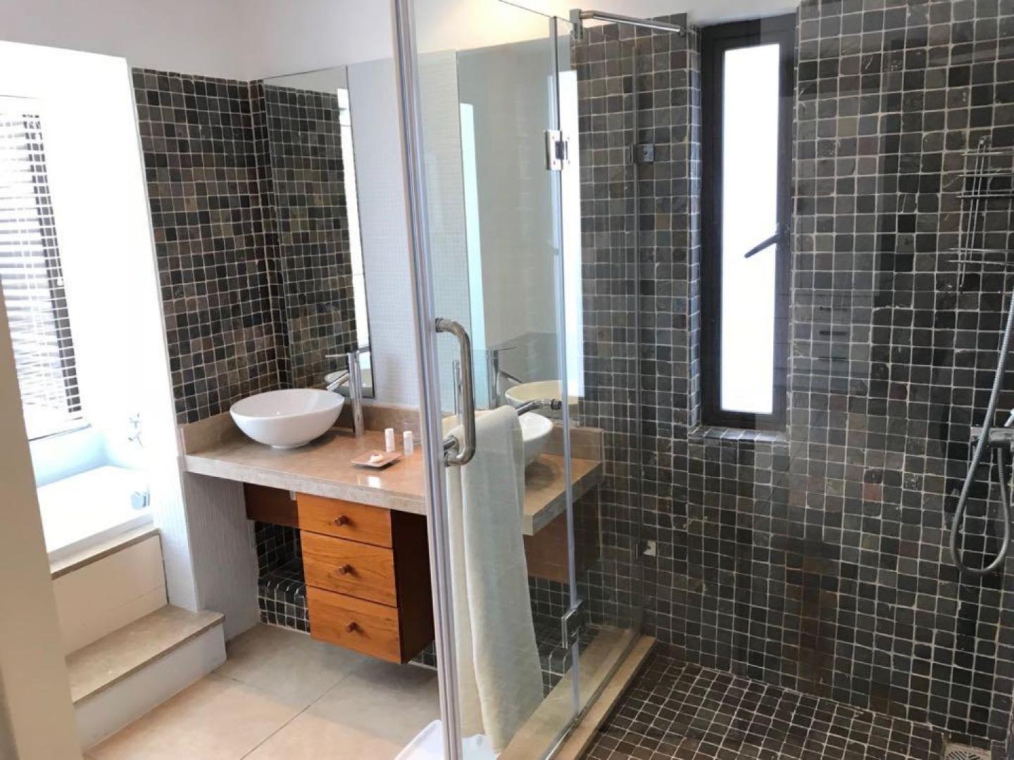 A  Vendre : Penthouse Pieds dans l'eau a Trou aux Biches