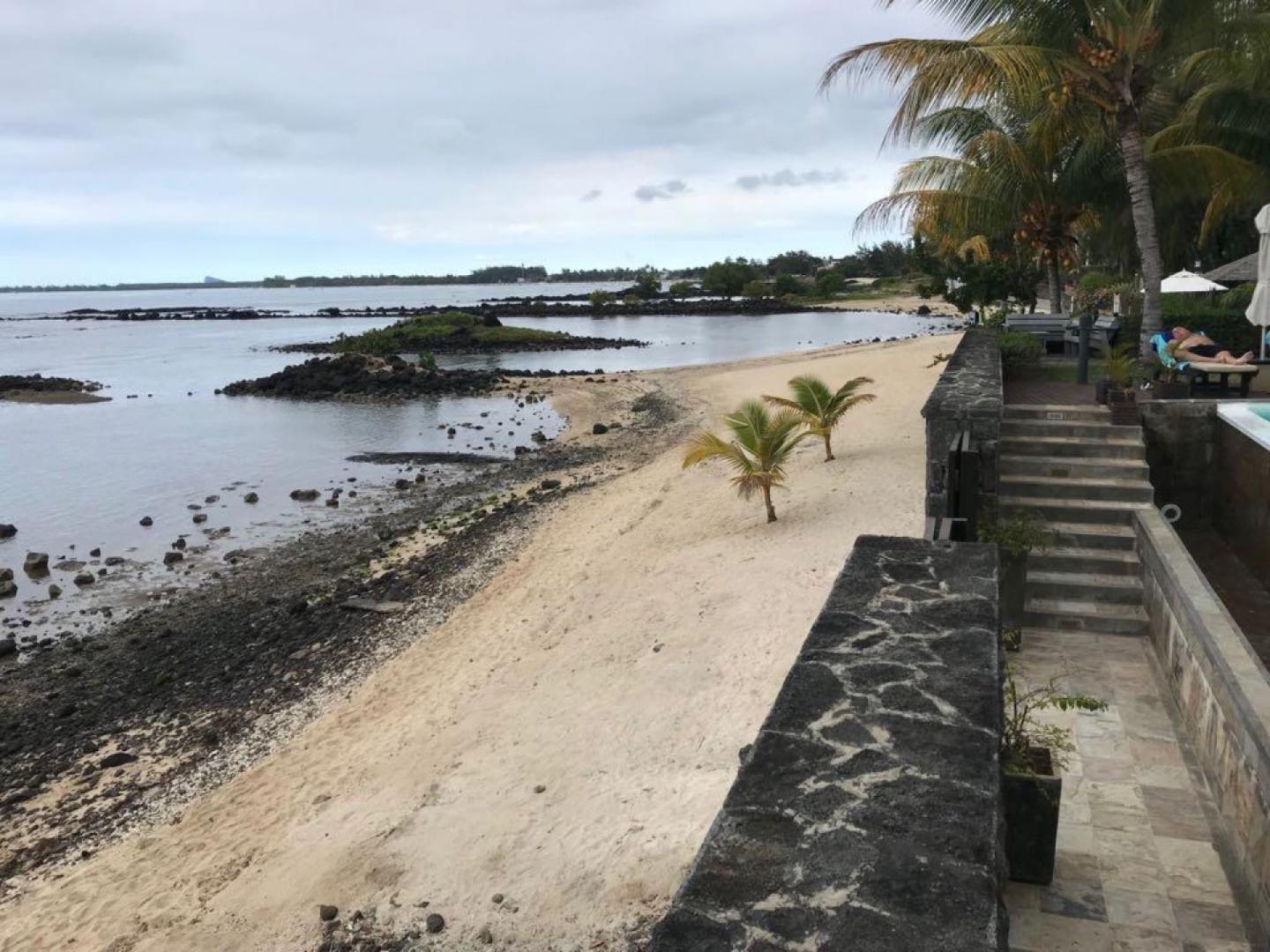 A  Vendre : Penthouse Pieds dans l'eau a Trou aux Biches