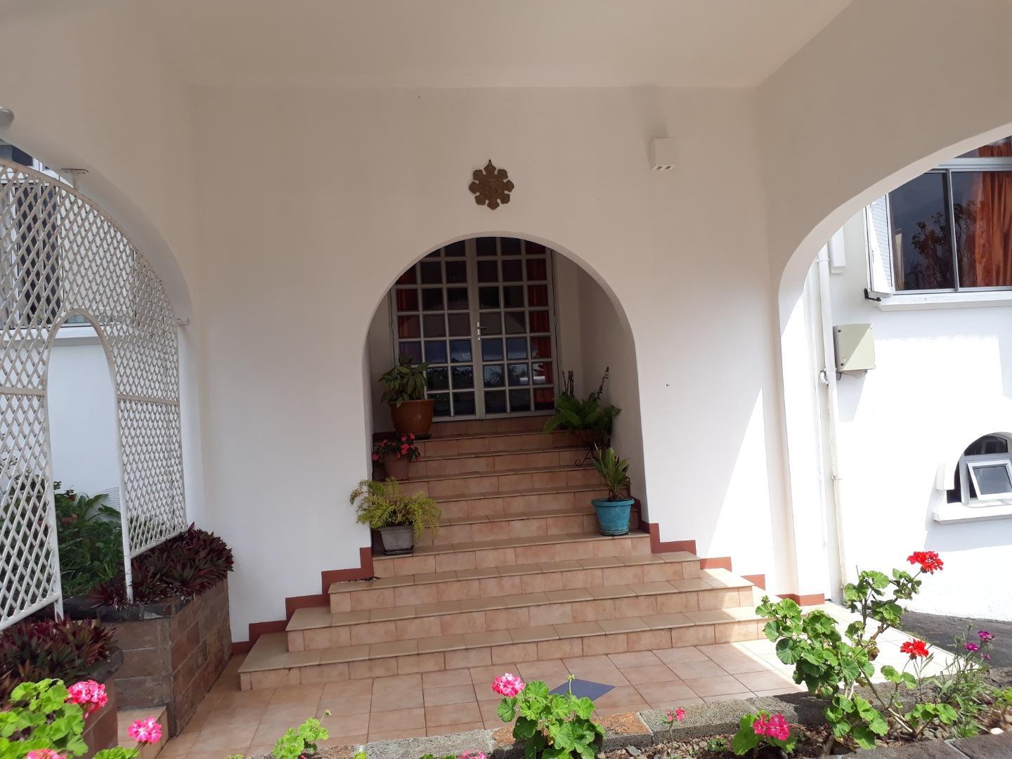 Grande maison de 5 chambres à vendre à Floréal dans un quartier tres chic sur un terrain de 36 perches.