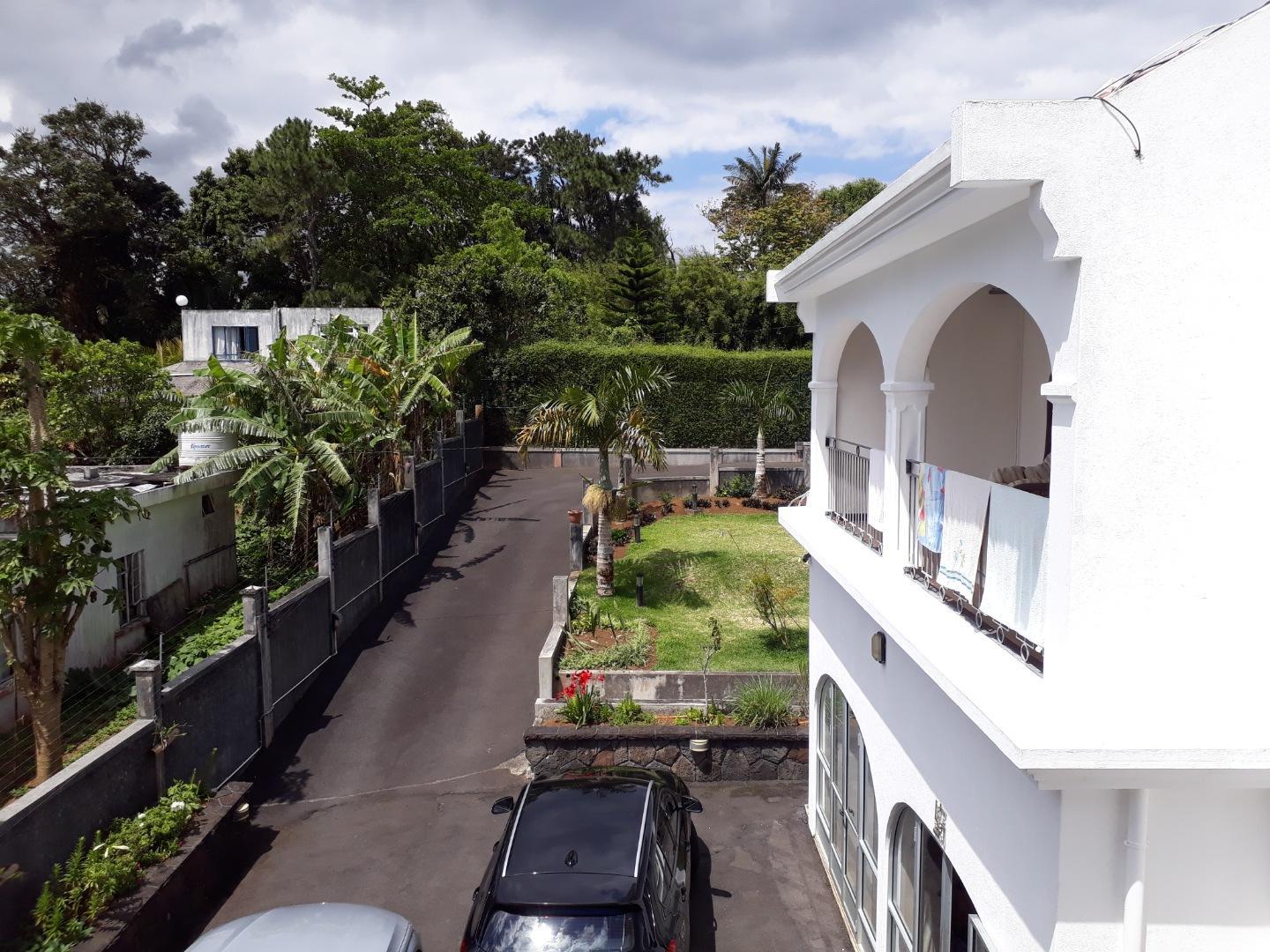 Grande maison de 5 chambres à vendre à Floréal dans un quartier tres chic sur un terrain de 36 perches.
