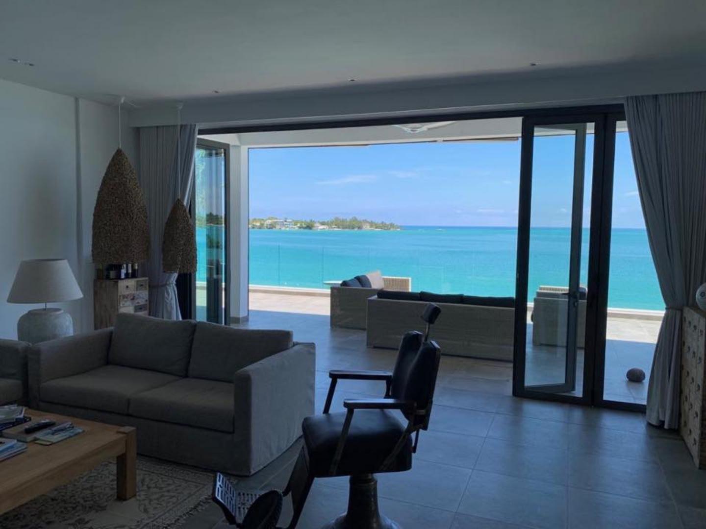 Penthouse pieds dans l'eau entièrement meublé et luxueux à vendre à Grand Baie