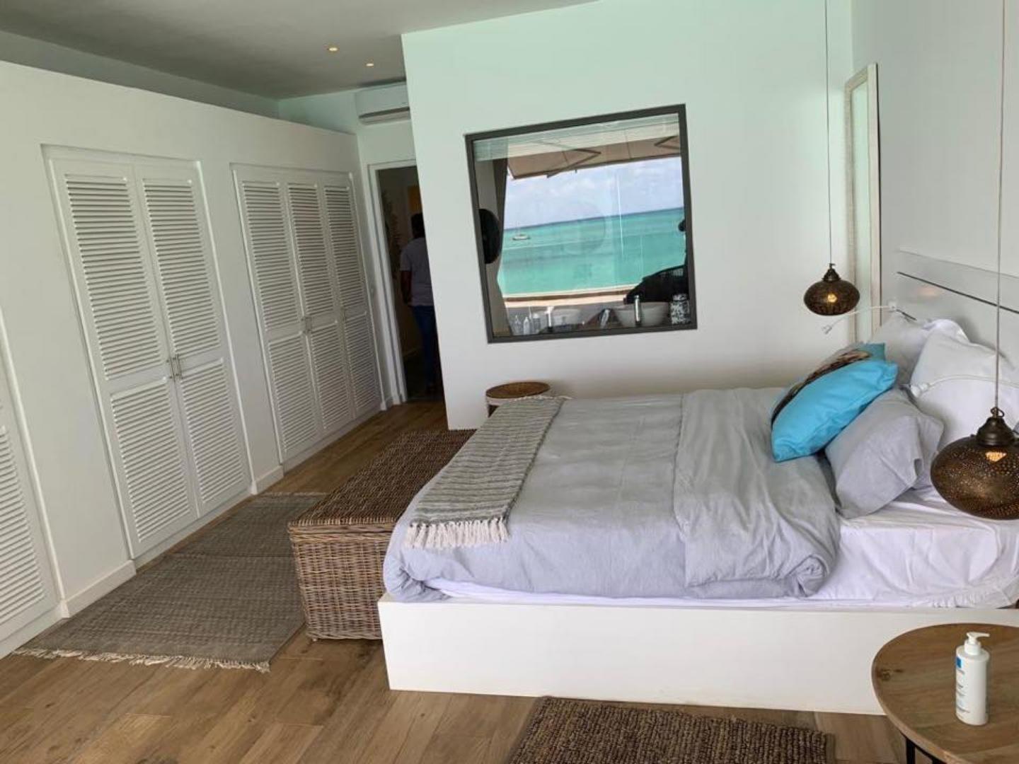 Penthouse pieds dans l'eau entièrement meublé et luxueux à vendre à Grand Baie