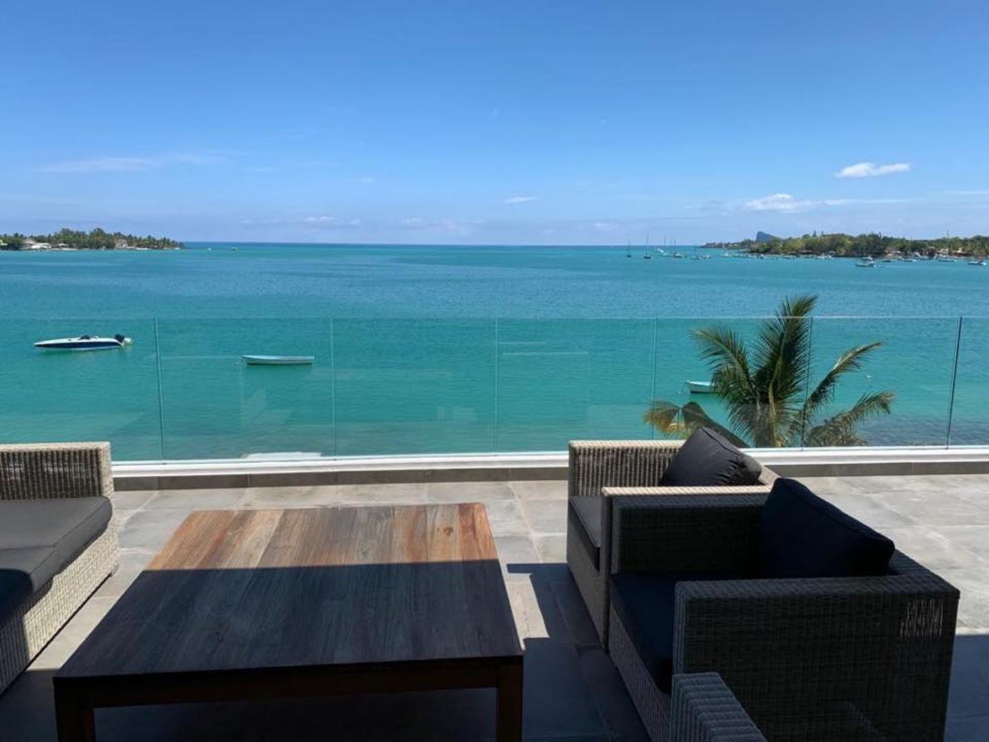 Penthouse pieds dans l'eau entièrement meublé et luxueux à vendre à Grand Baie
