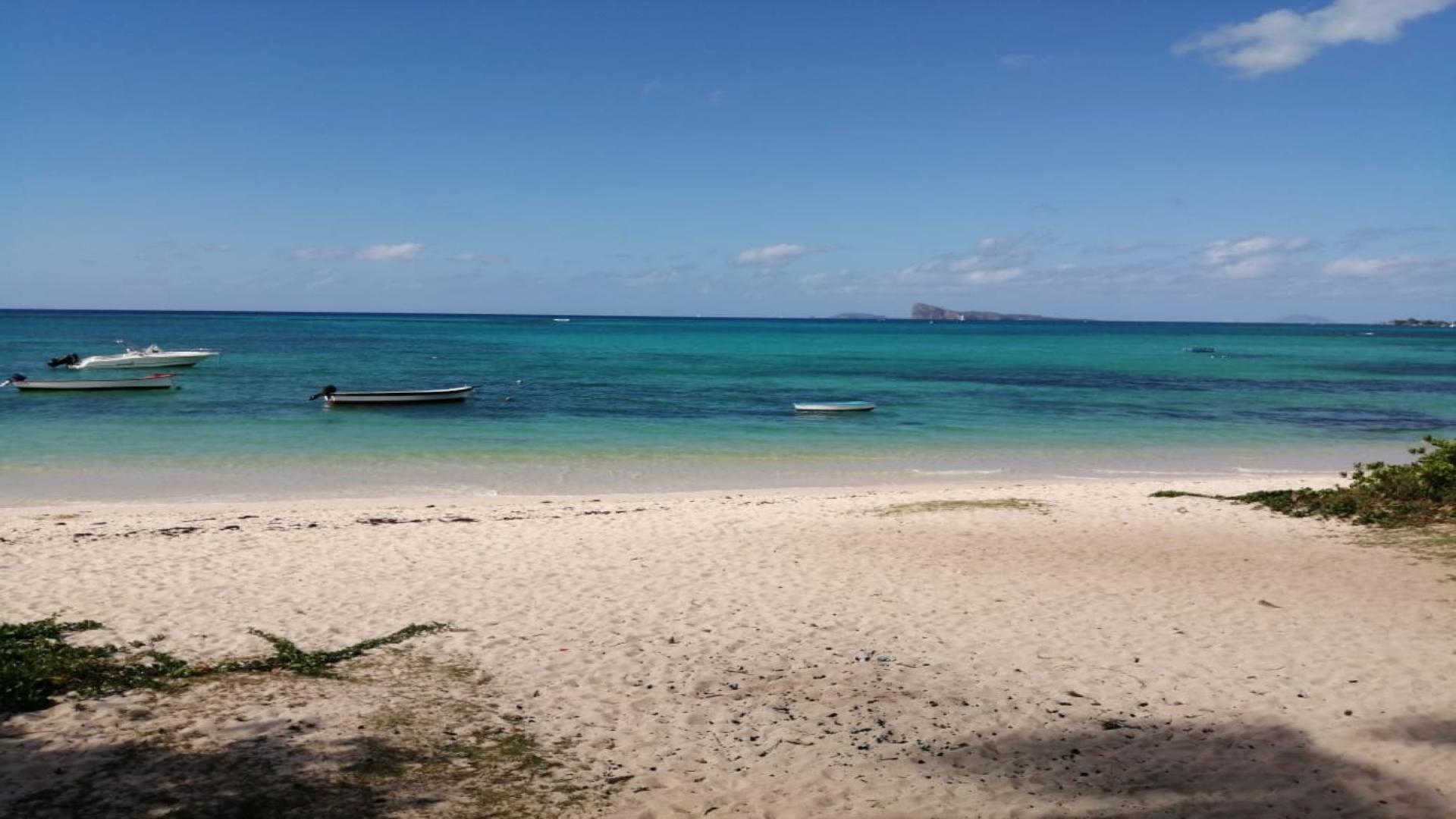 Appartement Pieds dans L'eau  à vendre à Pointe aux Canonniers avec plage de sable blanc