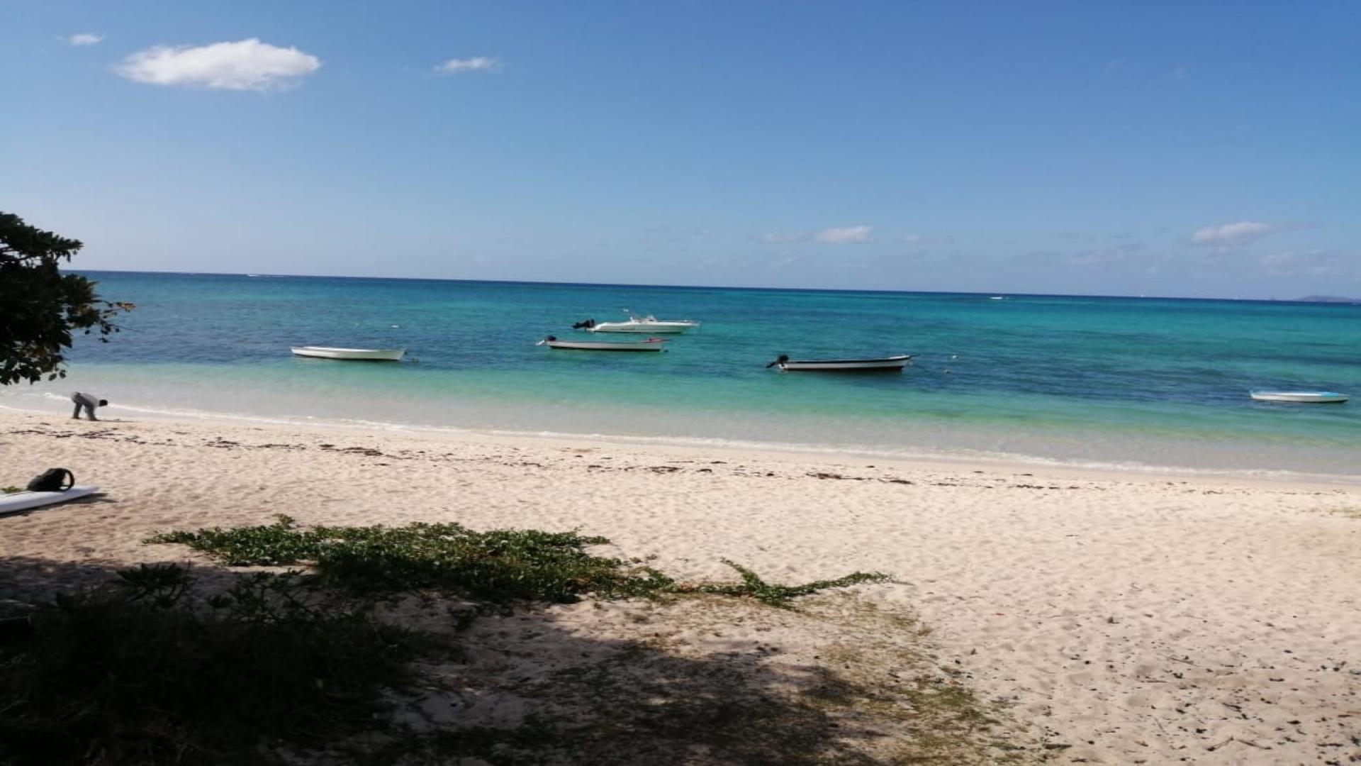 Appartement Pieds dans L'eau  à vendre à Pointe aux Canonniers avec plage de sable blanc