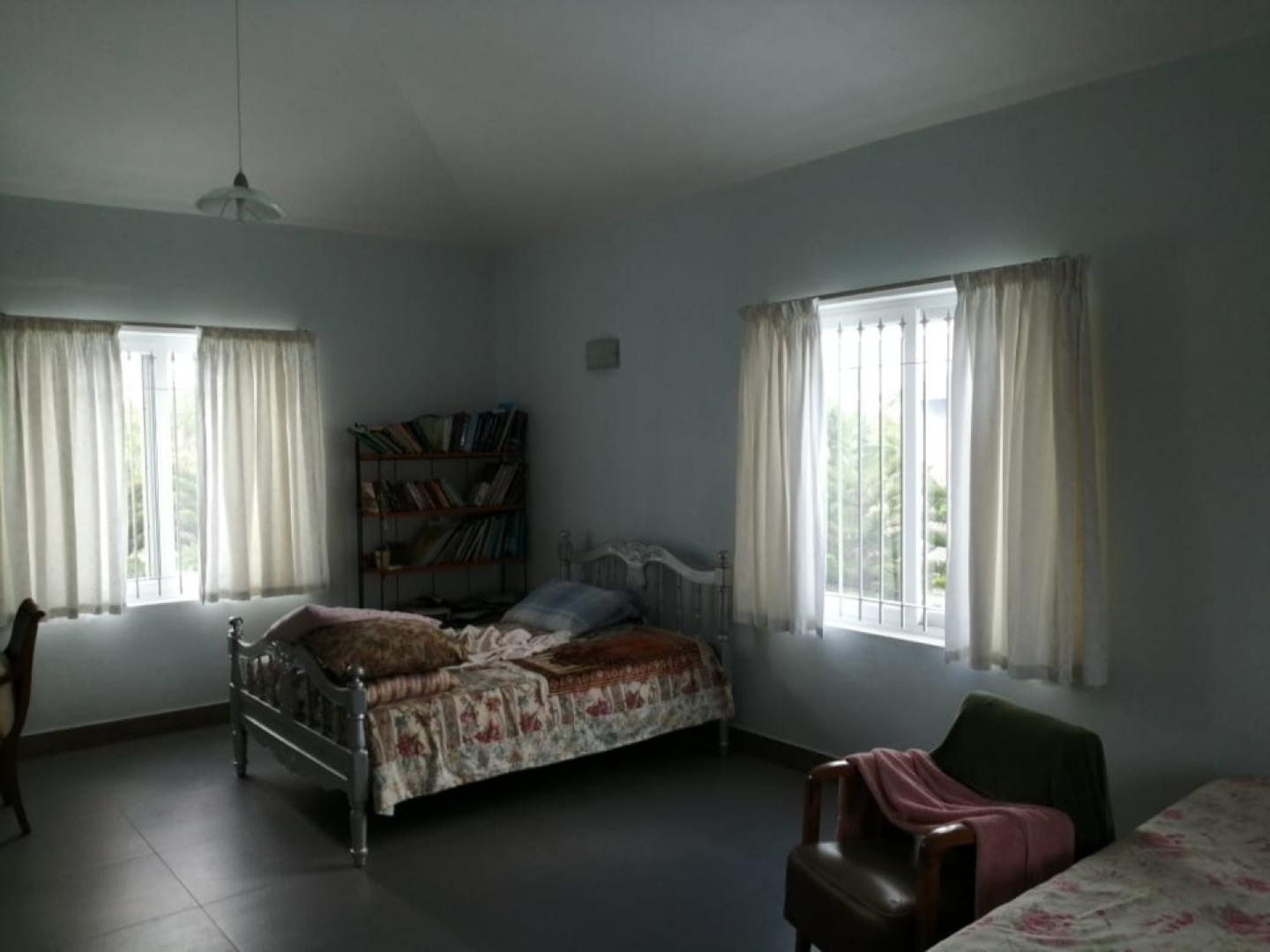 Charmante maison/villa contemporaine à vendre à St Antoine avec piscine.