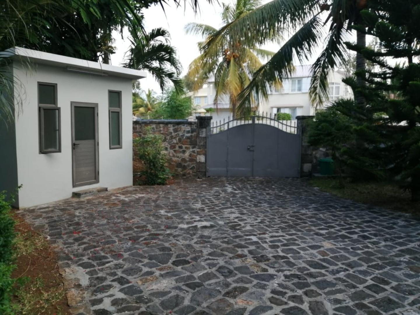 Charmante maison/villa contemporaine à vendre à St Antoine avec piscine.