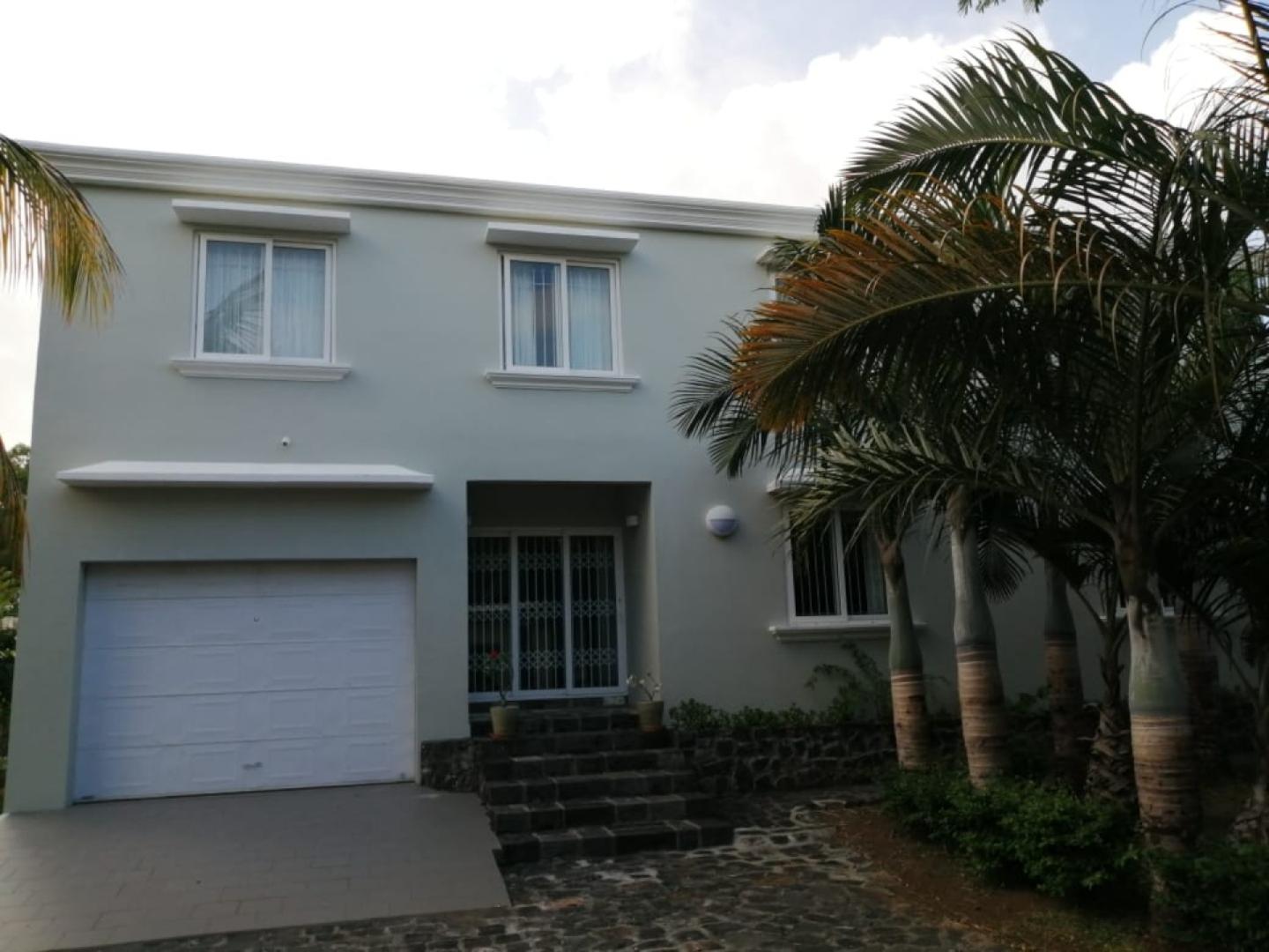Charmante maison/villa contemporaine à vendre à St Antoine avec piscine.
