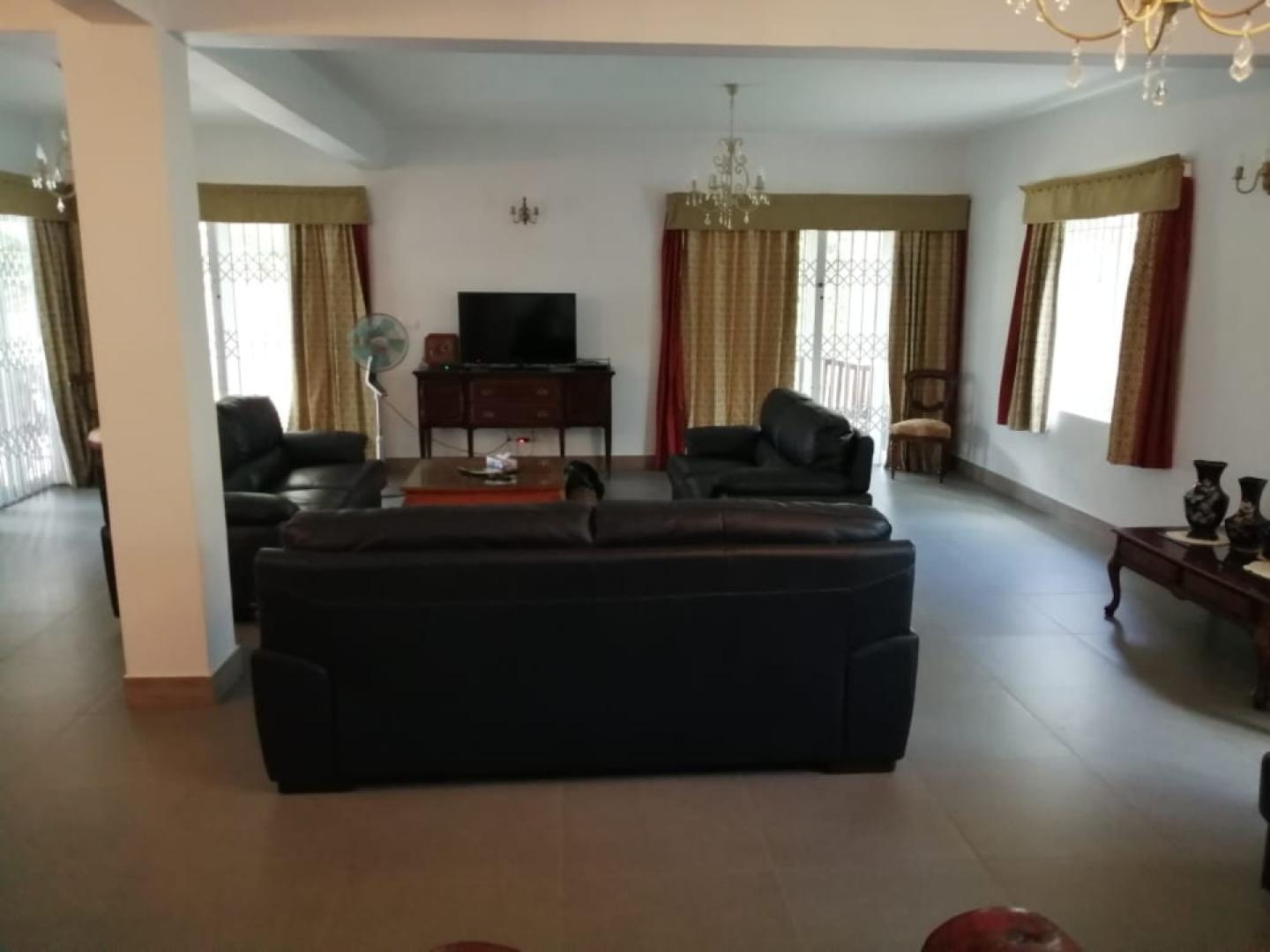 Charmante maison/villa contemporaine à vendre à St Antoine avec piscine.