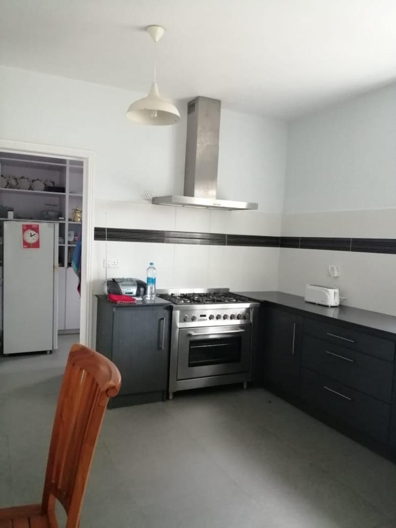 Charmante maison/villa contemporaine à vendre à St Antoine avec piscine.
