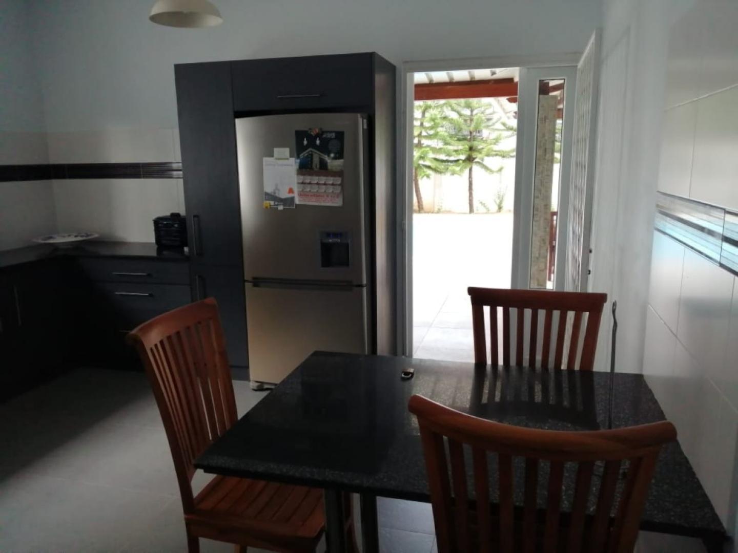 Charmante maison/villa contemporaine à vendre à St Antoine avec piscine.
