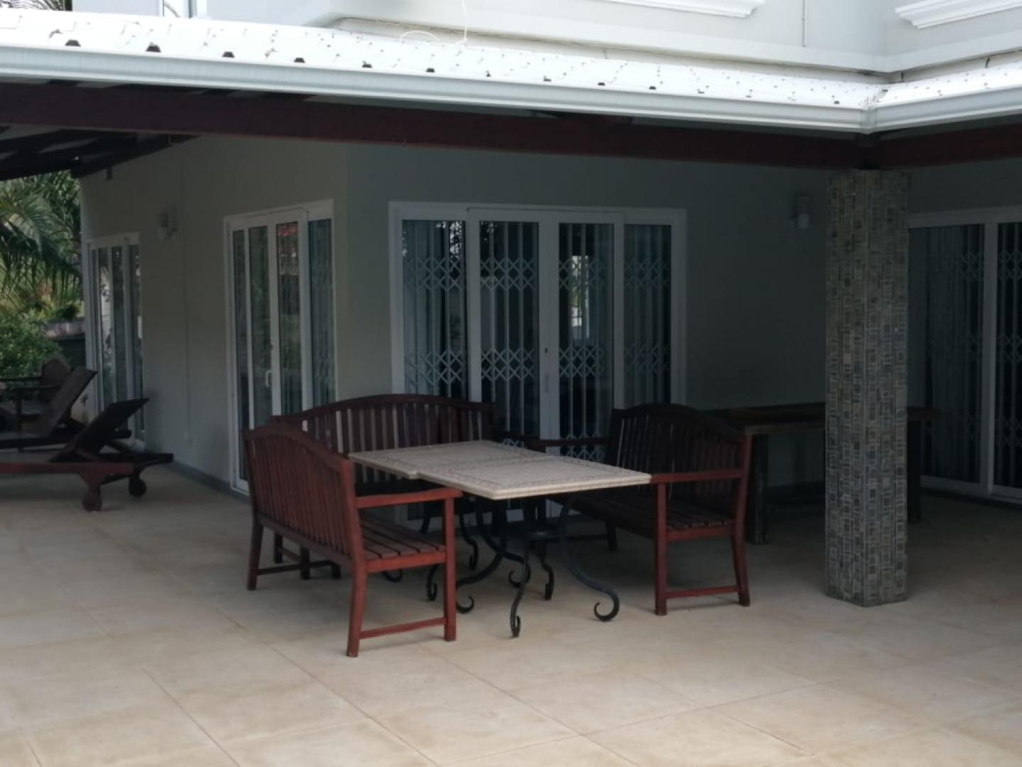 Charmante maison/villa contemporaine à vendre à St Antoine avec piscine.