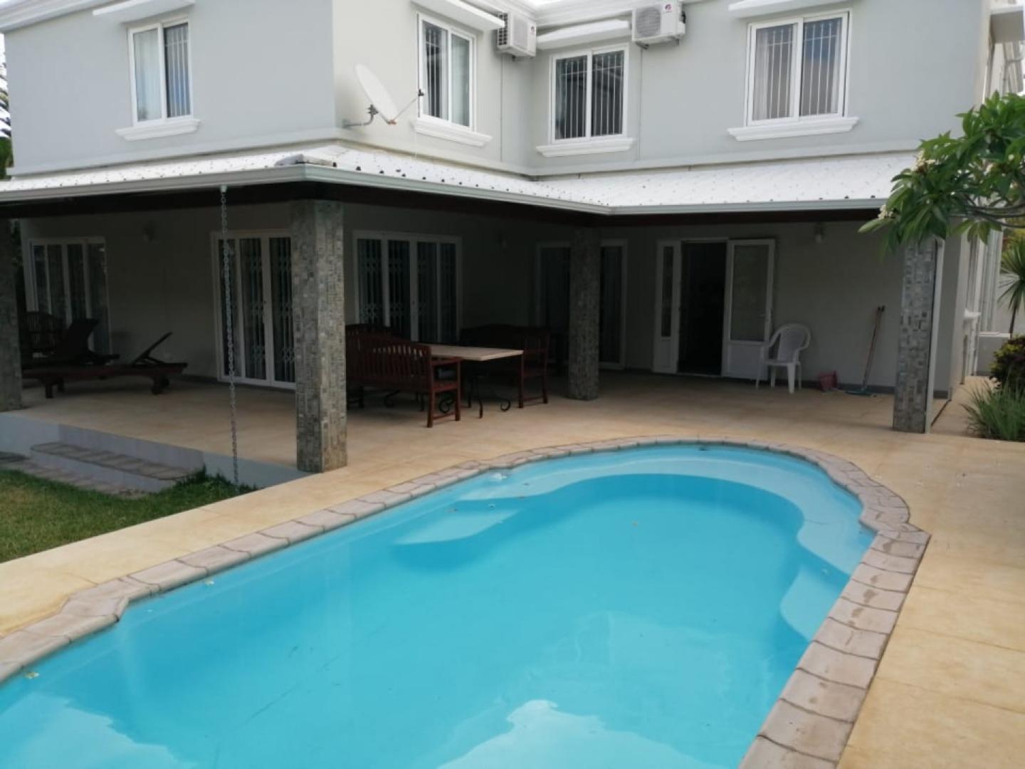 Charmante maison/villa contemporaine à vendre à St Antoine avec piscine.