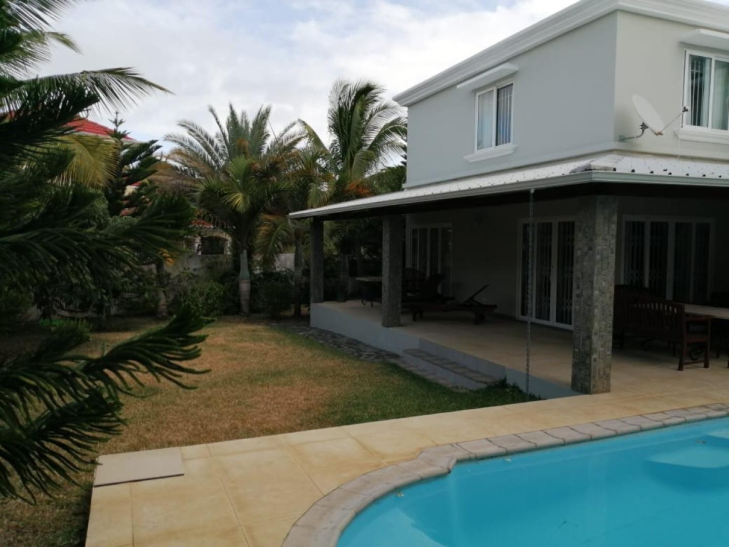 Charmante maison/villa contemporaine à vendre à St Antoine avec piscine.