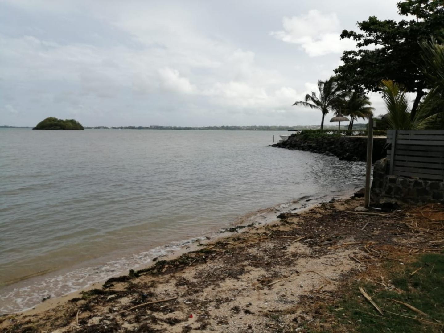 Terrain en toute Propriete Pieds dans L'eau a Vieux Grand Port pres d'un projet RES
