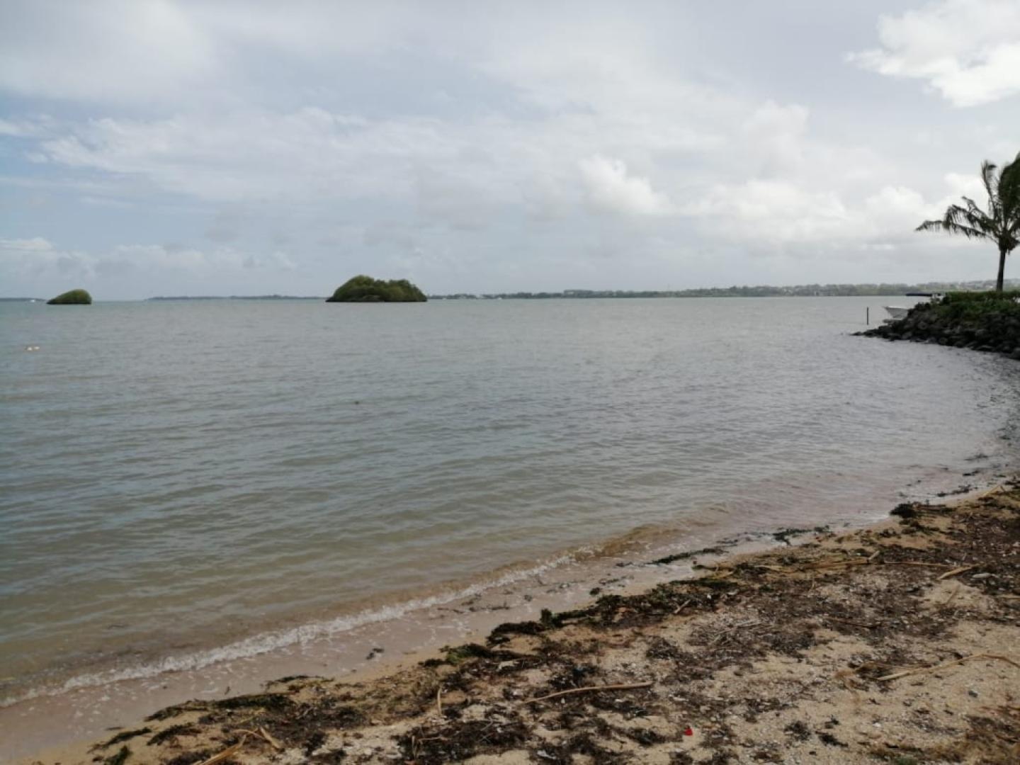 Terrain en toute Propriete Pieds dans L'eau a Vieux Grand Port pres d'un projet RES