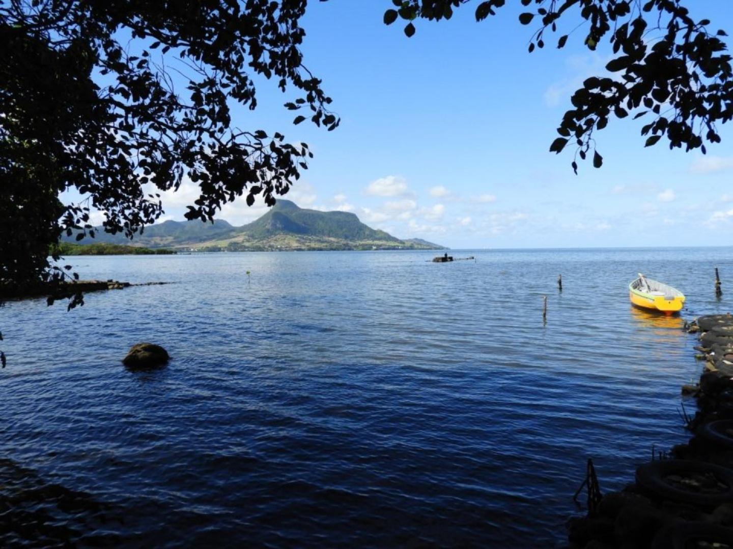 Terrain Pieds dans lL'eau en toute propriété de 1,95 arpents à vendre à Petit Bel Air, Vieux Grand Port.