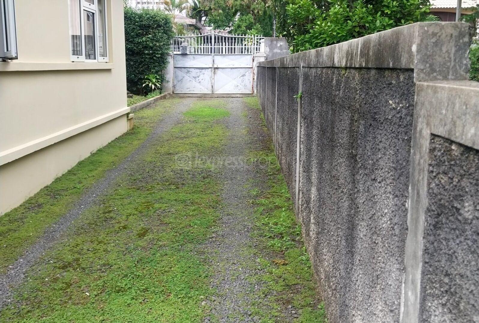 Maison à vendre à Quatre Bornes, 185m² habitables sur 380m² de terrain. 3 chambres, parking, jardin, proche écoles et hôpital. Prix : 11 800 000 €.