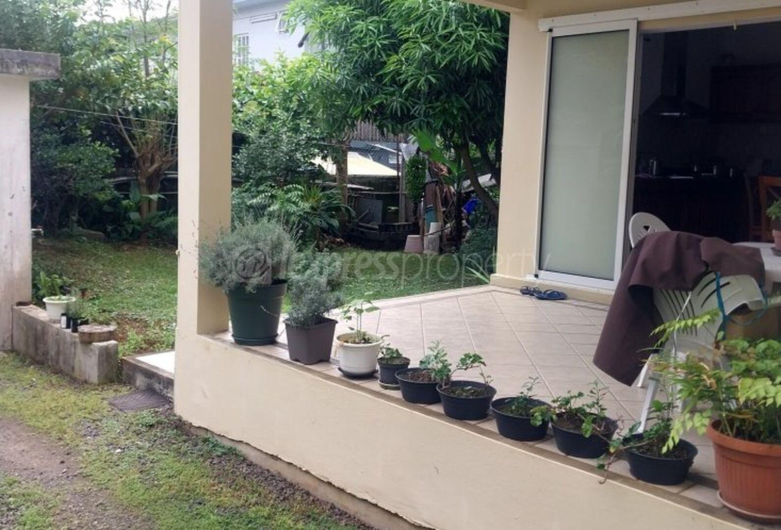 Maison à vendre à Quatre Bornes, 185m² habitables sur 380m² de terrain. 3 chambres, parking, jardin, proche écoles et hôpital. Prix : 11 800 000 €.