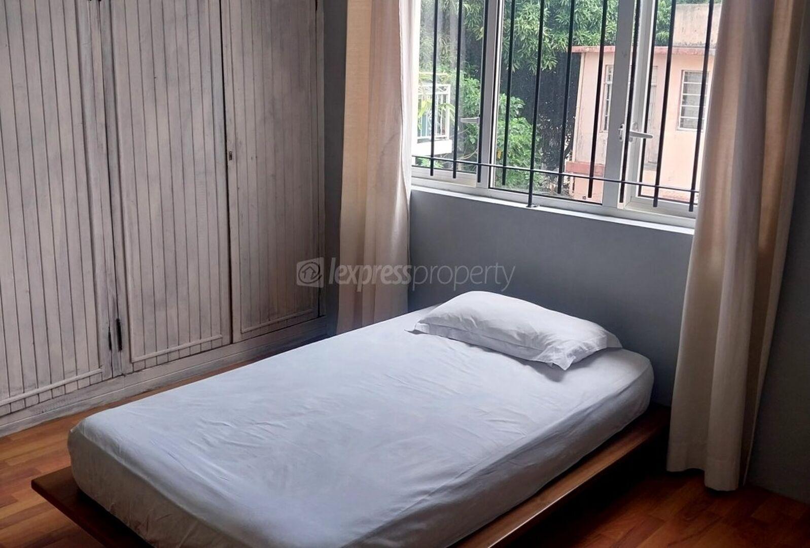 Maison à vendre à Quatre Bornes, 185m² habitables sur 380m² de terrain. 3 chambres, parking, jardin, proche écoles et hôpital. Prix : 11 800 000 €.