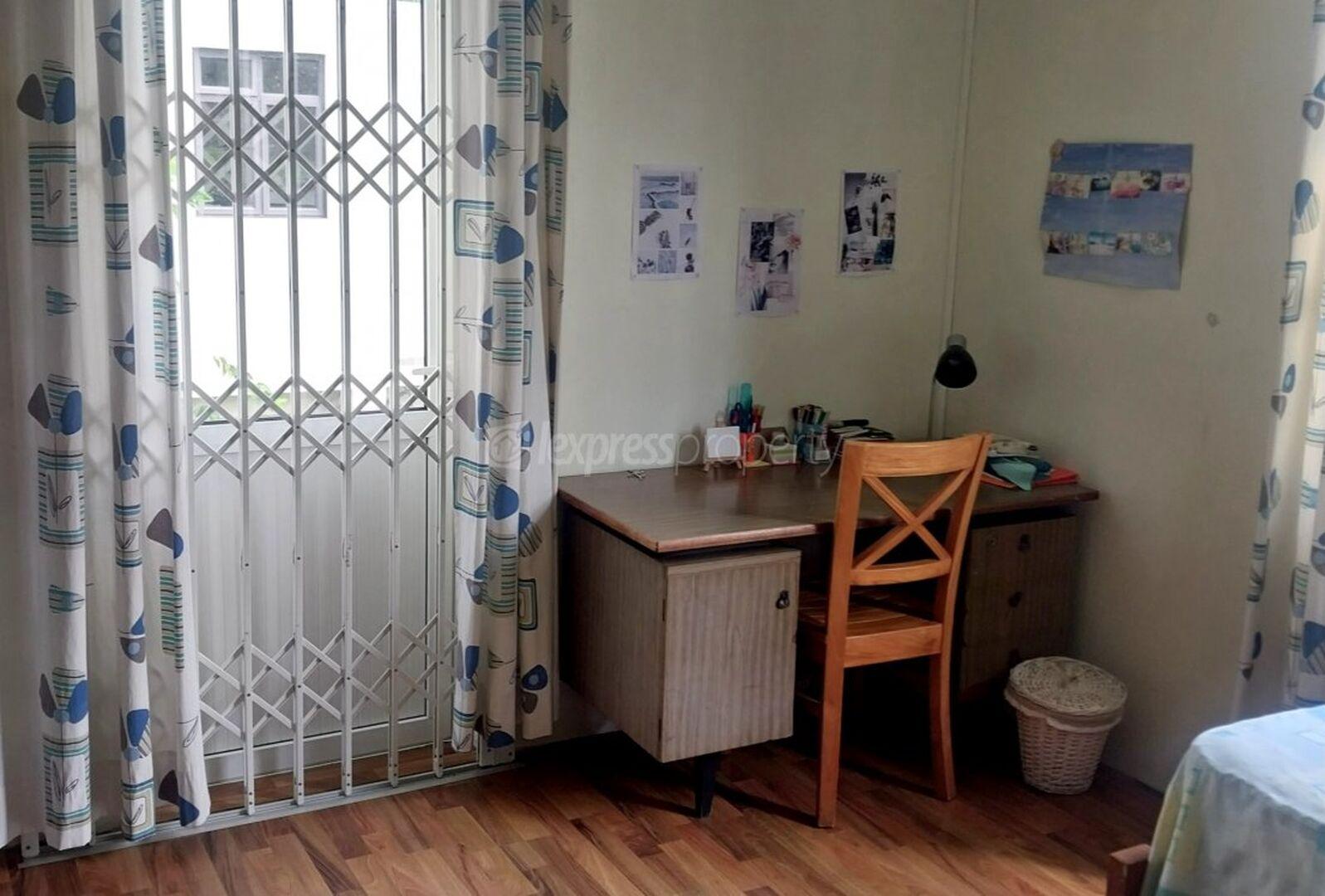 Maison à vendre à Quatre Bornes, 185m² habitables sur 380m² de terrain. 3 chambres, parking, jardin, proche écoles et hôpital. Prix : 11 800 000 €.