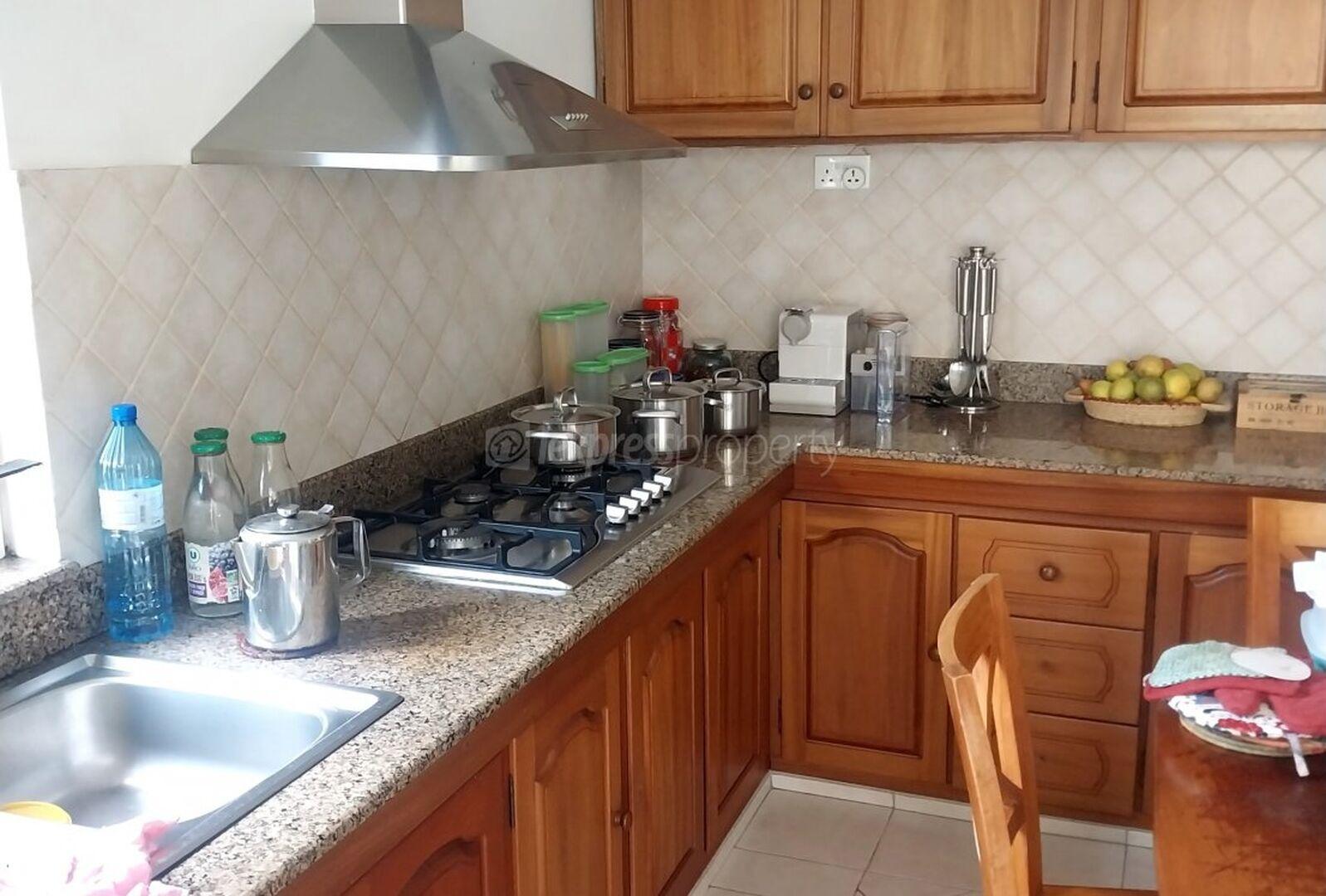 Maison à vendre à Quatre Bornes, 185m² habitables sur 380m² de terrain. 3 chambres, parking, jardin, proche écoles et hôpital. Prix : 11 800 000 €.