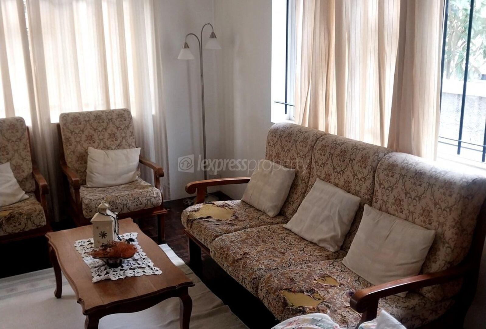 Maison à vendre à Quatre Bornes, 185m² habitables sur 380m² de terrain. 3 chambres, parking, jardin, proche écoles et hôpital. Prix : 11 800 000 €.