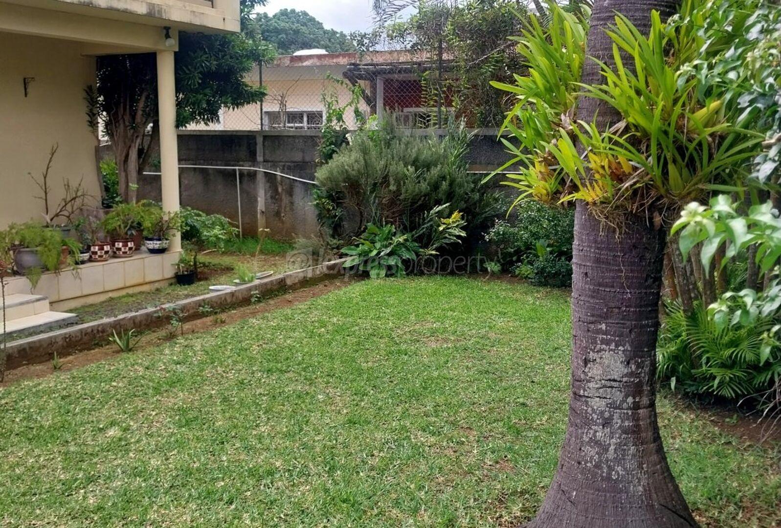 Maison à vendre à Quatre Bornes, 185m² habitables sur 380m² de terrain. 3 chambres, parking, jardin, proche écoles et hôpital. Prix : 11 800 000 €.