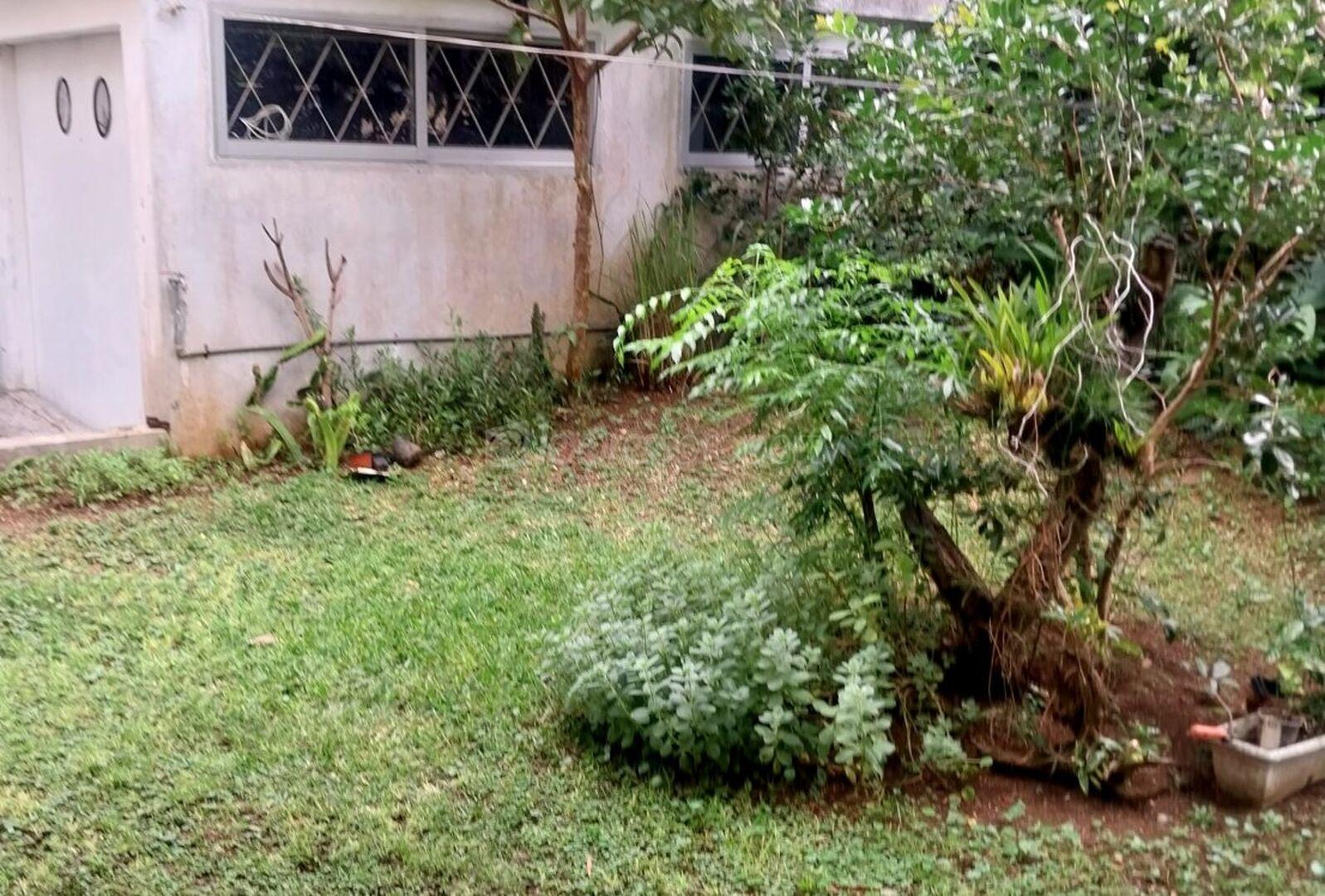 Maison à vendre à Quatre Bornes, 185m² habitables sur 380m² de terrain. 3 chambres, parking, jardin, proche écoles et hôpital. Prix : 11 800 000 €.
