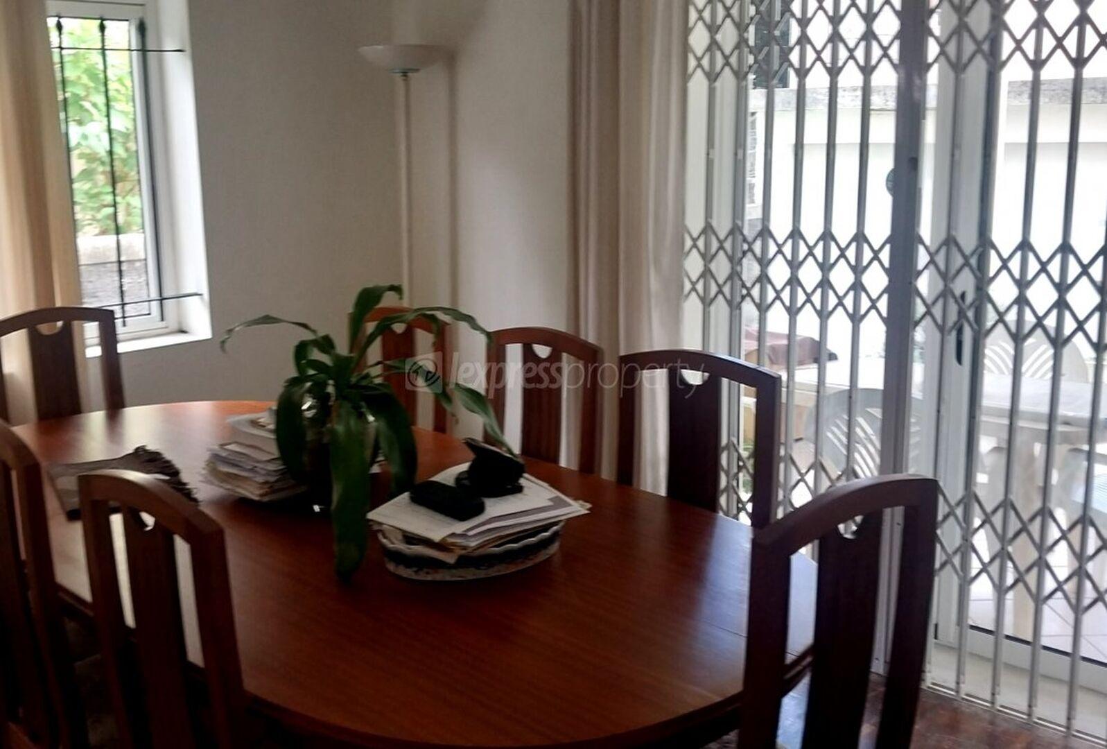 Maison à vendre à Quatre Bornes, 185m² habitables sur 380m² de terrain. 3 chambres, parking, jardin, proche écoles et hôpital. Prix : 11 800 000 €.