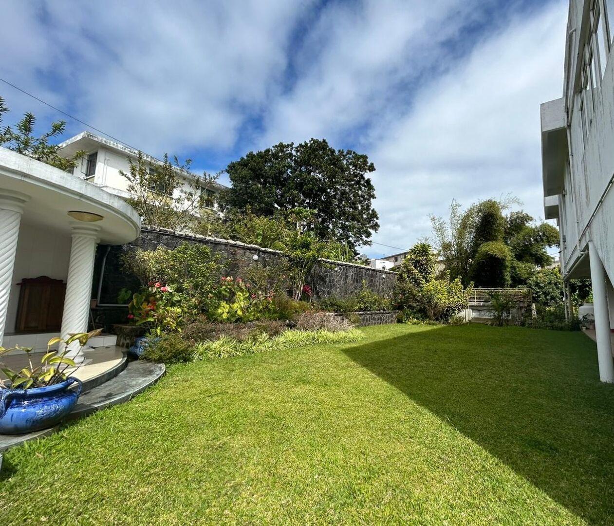 Maison à vendre à Curepipe, 560m² habitables, sur un terrain de 225 toises, 7 chambres, bureau, vue et acces rivière, salle de gym, rénovée, proche écoles et arrêt de bus.