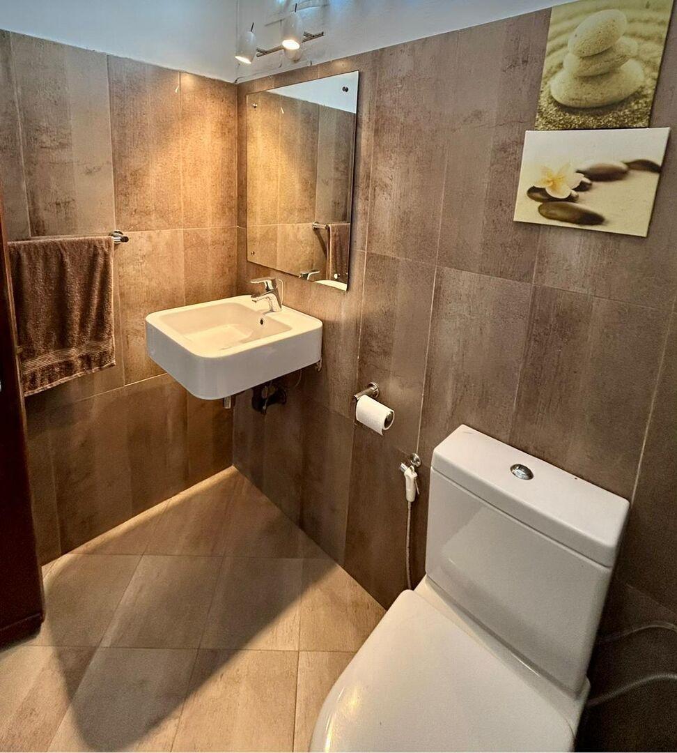 Maison à vendre à Curepipe, 560m² habitables, sur un terrain de 225 toises, 7 chambres, bureau, vue et acces rivière, salle de gym, rénovée, proche écoles et arrêt de bus.