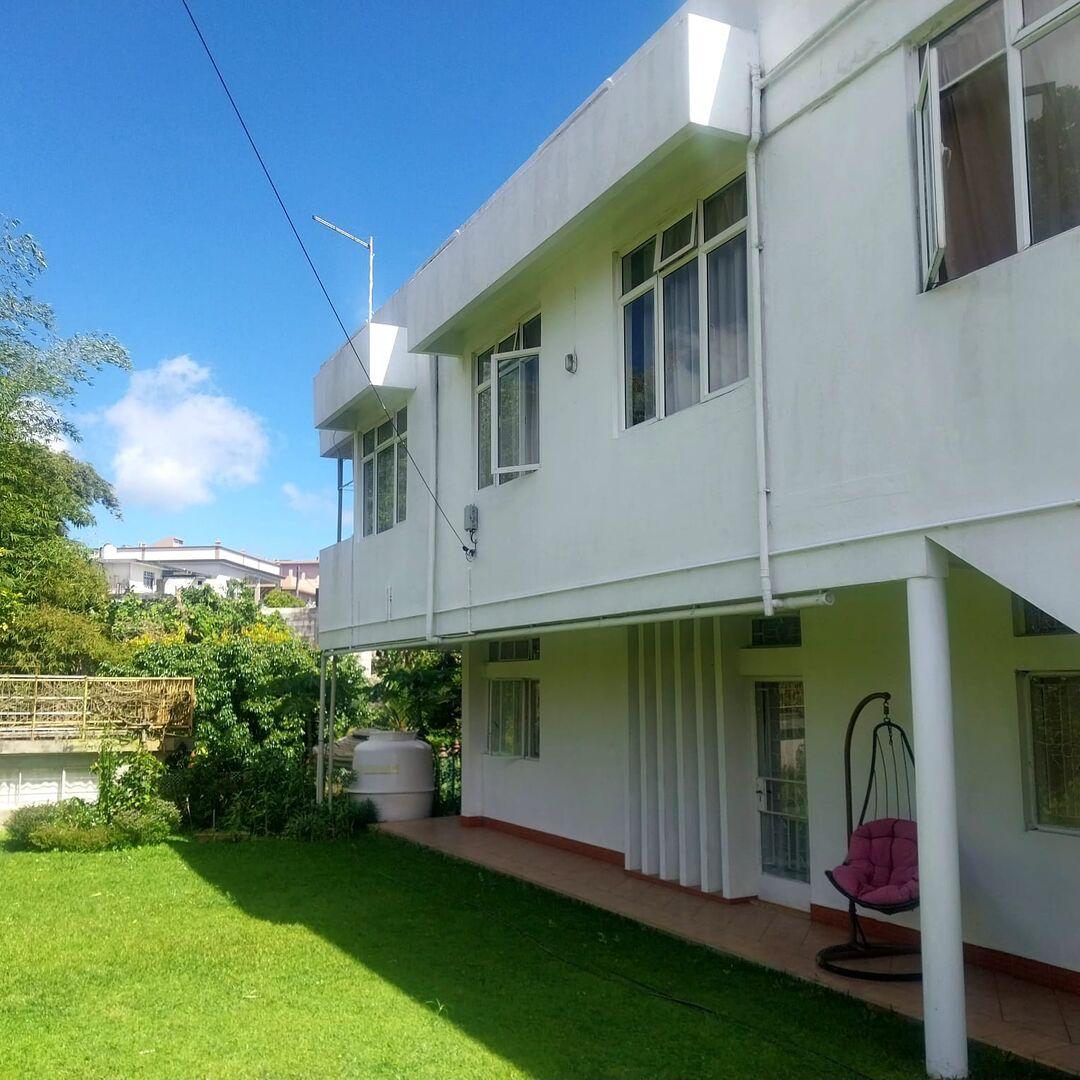 Maison à vendre à Curepipe, 560m² habitables, sur un terrain de 225 toises, 7 chambres, bureau, vue et acces rivière, salle de gym, rénovée, proche écoles et arrêt de bus.