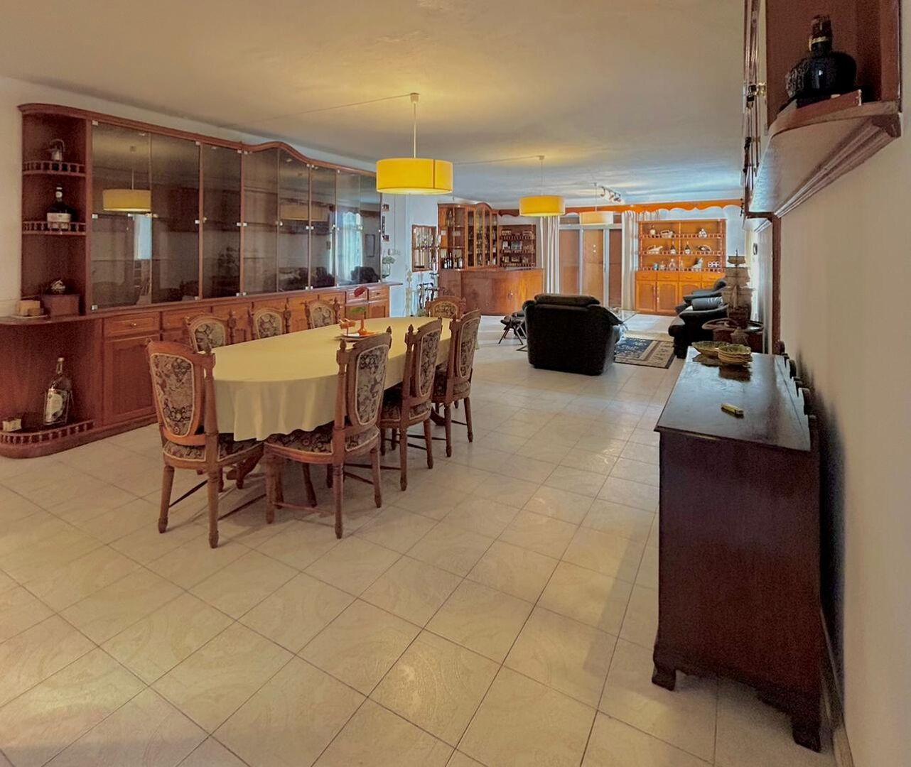 Maison à vendre à Curepipe, 560m² habitables, sur un terrain de 225 toises, 7 chambres, bureau, vue et acces rivière, salle de gym, rénovée, proche écoles et arrêt de bus.